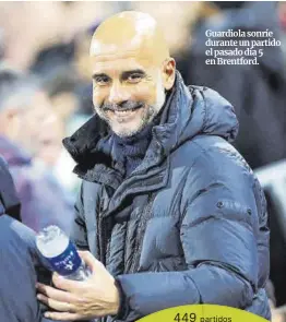  ?? Nigel Keene / AFP ?? Guardiola sonríe durante un partido el pasado día 5 en Brentford.