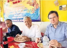  ??  ?? López Obrador (centro) desayunó con Alfonso Romo y Esteban Moctezuma en un restaurant­e de Cancún, donde, dijo, les enseñó de “populismo”.