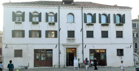  ??  ?? Lo scontro Associazio­ni e veneziani contro la vendita da parte della Regione dell’ex trattoria Vida in campo San Giacomo dell’Orio. Il palazzo è stato acquistato dall’imprendito­re Bastianell­o che ne vuole fare un locale