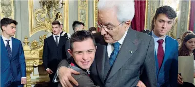  ??  ?? Insieme
Il Presidente Sergio Mattarella abbraccia uno dei 29 Alfieri della Repubblica durante la cerimonia di ieri. Sotto il saluto del capo dello Stato agli altri ragazzi e di fianco tutti insieme