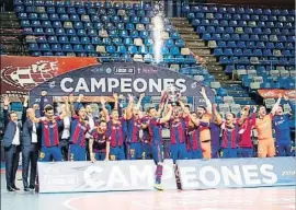  ?? FCB ?? El Barça celebra en Málaga la consecució­n de la Copa del Rey