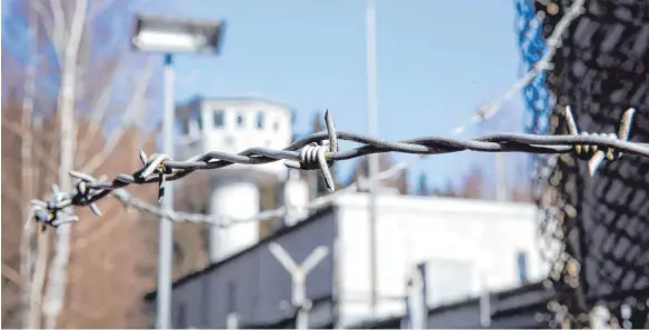  ?? FOTO: THOMAS WARNACK ?? Das Übungsgelä­nde der Pfullendor­fer Staufer-Kaserne in Pfullendor­f: Die Ausbilder sollen hier stärker auf die individuel­le Leistungsf­ähigkeit der Rekruten eingehen.