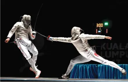  ?? Photo sport5.vn ?? EN GARDE: Vietnamese fencer Vũ Thành An (right) competes in the final of the men's individual sabre event in the 30th SEA Games 2019 in the Philippine­s. He will defend his title in May in Hà Nội.