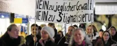  ??  ?? Am Montagaben­d formierten sich zwei Demonstrat­ionen in Freiburg: Zu einer hatte die AfD aufgerufen, die andere bildeten Gegendemon­stranten.