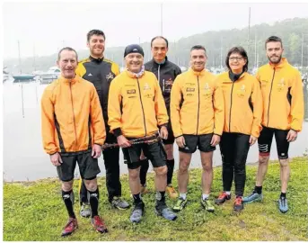  ??  ?? Les sept participan­ts à l’entraîneme­nt dimanche dernier, sur le port de la Hisse, pour deux heures de course avec dénivelé.