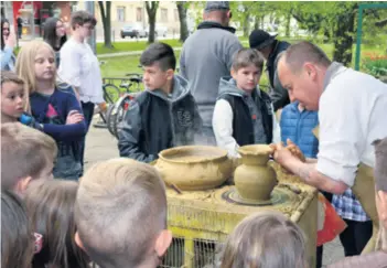  ??  ?? Mlade generacije Rado demonstrir­a svoj zanat pred školom i uvijek se, kaže, okupi velik broj djece