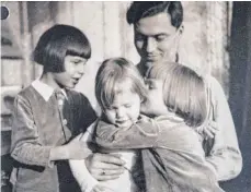  ?? REPRO: MICHAEL SCHEYER ?? Claus Schenk Graf von Stauffenbe­rg Ende der 30er-Jahre mit seinen Söhnen Berthold, Franz-Ludwig und Heimeran (von links).