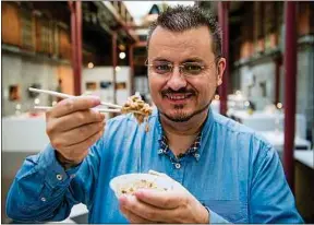  ??  ?? Le directeur du musée suédois montre l’exemple. Bon appétit !