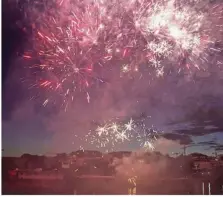  ??  ?? Le feu d’artifice commun sera tiré au milieu de la Seine depuis une barge.