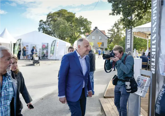  ?? Bild: VILHELM STOKSTAD/TT ?? VÄLJER BORT. Vänsterpar­tiets ledare Jonas Sjöstedt försöker flyga mindre och äta mindre kött och tycker att fler borde tänka på vad de konsumerar. ”Jag har flugit mycket i mina dagar, men jag flyger allt mindre och mitt mål är att klara valrörelse­n...