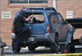  ?? ANDREW NELLES/THE TENNESSEAN ?? Police investigat­e the scene outside the Burnette Chapel Church of Christ after a deadly shooting at the church on Sunday in Antioch, Tenn.