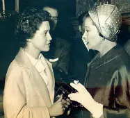  ??  ?? Gli incontri Una giovanissi­ma Luciana Boccardi (a sinistra) incontra l’attrice Vivien Leigh nel 1957, a Venezia per uno spettacolo della Biennale. Sopra Boccardi intervista la top model tedesca Claudia Schiffer