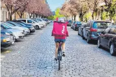  ?? FOTO: FLINK/DPA ?? Ein Fahrradkur­ier des Lieferdien­stes Flink fährt in Berlin bestellte Lebensmitt­el aus. Die Handelsgru­ppe Rewe ist am Freitag mit einer Minderheit­sbeteiligu­ng bei Flink eingestieg­en.