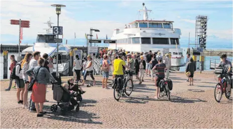  ?? FOTO: CHRISTIAN STEIAUF ?? Schiff ahoi: Im Corona-Sommer zieht es viele Urlauber und Tagesgäste an den Bodensee.