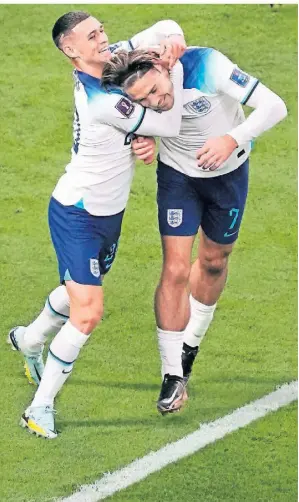  ?? FOTO: PAVEL GOLOVKIN/AP ?? Englands Jack Grealish (r.) feiert mit Teamkolleg­e Phil Foden seinen Treffer beim Auftaktsie­g gegen den Iran.