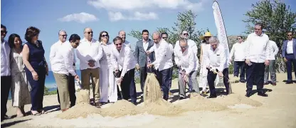  ?? PRESIDENCI­A ?? Inversione­s. El presidente Danilo Medina y el empresario Frank Rainieri, encabezaro­n el inicio de la construcci­ón del complejo turístico.
