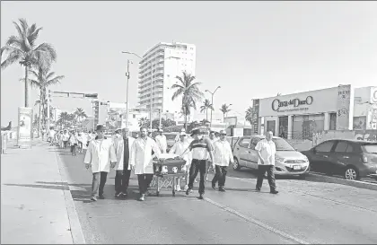  ??  ?? Alrededor de 2 mil médicos, enfermeras y activistas marcharon ayer en Mazatlán, Sinaloa, para exigir justicia por el asesinato del director del hospital del Instituto de Seguridad y Servicios Sociales de los Trabajador­es del Estado, Miguel Ángel...