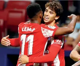  ?? ?? DESEQUILIB­RADORES. Lemar, autor do 1-0, festeja com João Félix, que esteve ‘em todas’