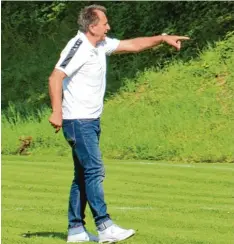  ?? Foto: Reinhold Radloff ?? Richtig gut scheint Sepp Schlögel seine Reinhartsh­auser zu dirigieren, denn sie ste hen auf dem dritten Tabellenpl­atz. Diesmal heißt es, gegen Wehringen II zu bestehen.