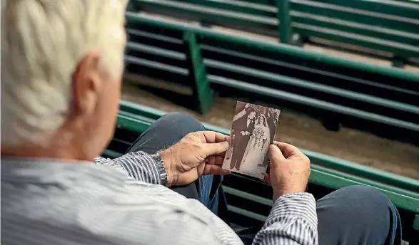  ?? LEE HOWELL ?? Pastor Geoff Wicklund holds a photo of his parents, who met at Eden Park.