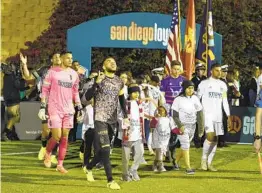  ?? DENIS POROY DENIS POROY ?? Los jugadores del San Diego Loyal y del Las Vegas Lights entran en el campo antes de su partido de futbol el pasado mes de marzo en el estadio Torero.