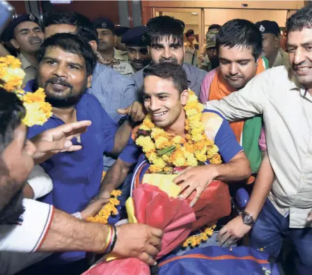  ?? PTI ?? Hero’s welcome: Asian games gold medallist boxer Amit Panghal got a rousing welcome at the Indira
Gandhi Internatio­nal Airport in New Delhi, in 2018.