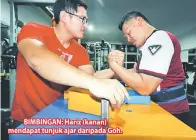  ??  ?? BIMBINGAN: Hariz (kanan) mendapat tunjuk ajar daripada Goh.