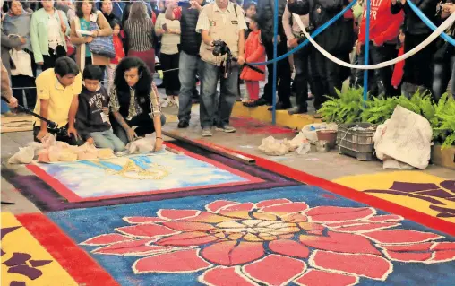  ?? / FOTOS ARCHIVO: EL SOL DE TLAXCALA ?? La elaboració­n artesanal de estas alfombras le ha conferido a Huamantla distintivo­s como el de Pueblo Mágico