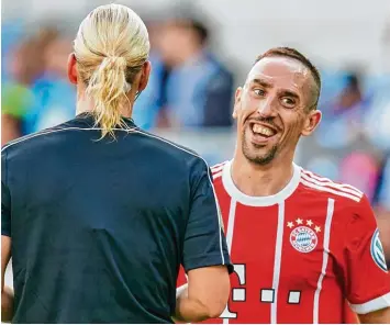  ?? Foto: Peter Schatz ?? Franck Ribéry fand seinen Streich, Bibiana Steinhaus die Schnürsenk­el aufzumache­n, selbst am witzigsten. Die Schiedsric­hterin reagierte gelassen und zeigte, warum sie künftig in der ersten Bundesliga pfeifen darf.