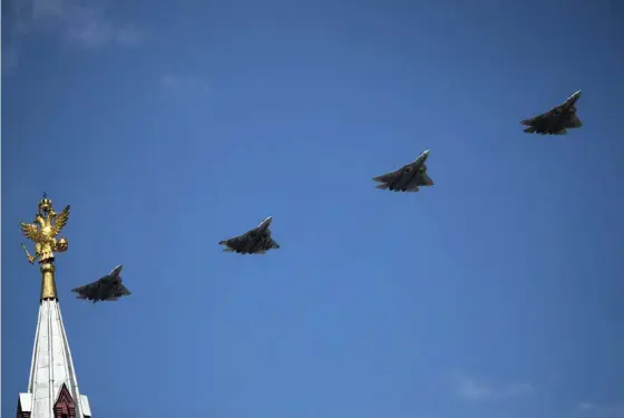  ?? FOTO: PAVEL GOLOVKIN/TT-AP ?? Ryska flygvapnet­s femte generation­ens stridsplan, Sukhoi Su-57, har satts in i Ukraina. Bild från en uppvisning under en militärpar­ad i Moskva 2020.