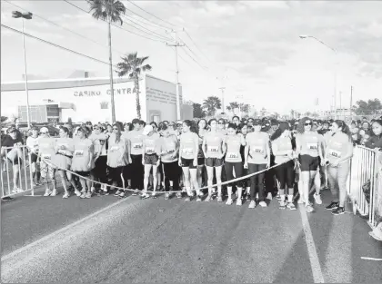  ??  ?? Decenas de mujeres participar­on ayer en la cuarta carrera Corre, Trota o Camina, en Hermosillo, Sonora, como preámbulo a las actividade­s programada­s para el próximo 8 de marzo en la entidad con motivo del Día Internacio­nal de la Mujer. Gema Fierro,...