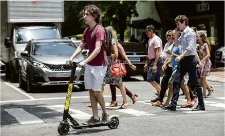  ??  ?? Jovem anda de patinete elétrica no Itaim Bibi, na zona oeste de São Paulo