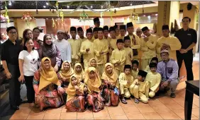  ??  ?? Orphans and students in a photo call with staff of Miri Marriot Resort and Spa.