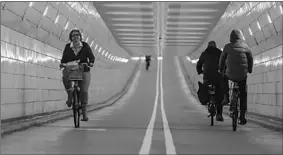  ??  ?? De Maastunnel in Rotterdam is weer geopend voor fietsverke­er.