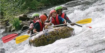  ?? NGZ-FOTO: WOITSCHÜTZ­KE ?? Gestern – bevor sich der Himmel über Neuss zuzog – wurde eine Rafting-Tour auf der Erft angeboten. Weitere sollen folgen. Schließlic­h ist das Paddeln besonders beliebt bei den Kids.