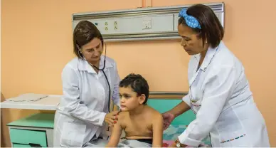  ??  ?? A la izquierda, Dra. Yarmila García Cristiá, Jefa del Servicio de Atención Médica Internacio­nal, Especialis­ta en 2do. Grado en Pediatría y Master en Infectolog­ía.