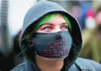  ??  ?? «No puedo respirar», reza la mascarilla de una joven en la protesta que tuvo lugar en Portland (Oregón)