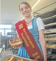  ?? FOTO: ROLAND RAY ?? Für die „Schwäbisch­e Zeitung“hat sich die Brezelköni­gin Tatjana Moosmayer in der Backstube von Stefan Mast in Untersulme­tingen in Schale geworfen.