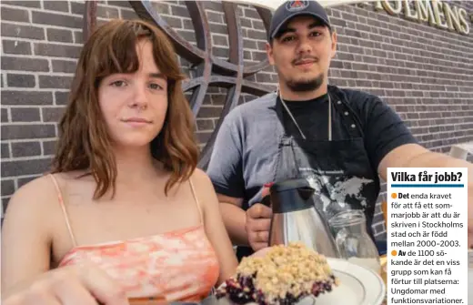  ?? FOTO: CLAUDIO BRITOS ?? FIXAR FIKAT. Nefeli Ekman och Sean Sywak har under snart tre veckor drivit ett café utanför Skärholmen­s kyrka tillsamman­s med tre andra ungdomar. Efter gymnasiet hoppas Sean Sywak på att starta eget café inne i Gamla stan.