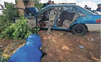  ??  ?? El vehículo en el que viajaban se impactó contra un árbol