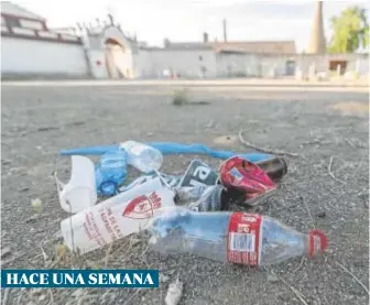  ?? ?? Aún pueden observarse restos de los eventos multitudin­arios en las calles, con la basura acumulada en la Cartuja tras la final de Copa, la cera en Tetuán tras la Semana Santa y la mediana de Flota de Indias después de Feria // FOTOS: VÍCTOR RODRÍGUEZ