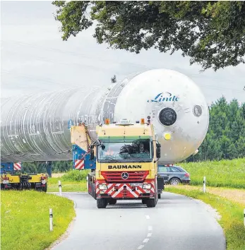  ?? FOTO: DPA ?? Die Zahl der Schwertran­sporte nimmt weiter zu – vor allem wegen der Energiewen­de.