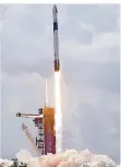  ?? FOTO: JOHN RAOUX/AP ?? Die „Falcon 9“-Rakete hebt ab vom Weltaumbah­nhof Cape Canaveral in Florida.