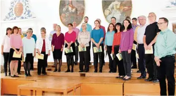  ?? Foto: Gertrud Adlassnig ?? Das Vocaleense­mble Dinkelsche­rben unter der Leitung von Markus Putzke bescherte den Zuhörern im Kaisersaal ein eindrucks volles Konzert mit fast vergessene­n Volksliede­rn.