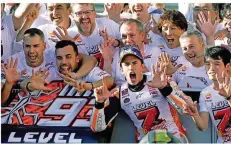  ?? FOTO: KAMBAYASHI/AP/DPA ?? Marc Márquez (vorne, Mitte) feiert mit seinem Team.