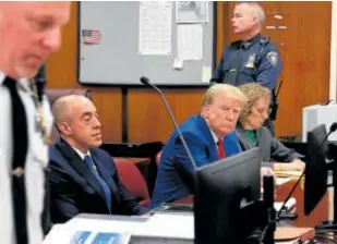  ?? // REUTERS ?? Trump comparece con su abogada en la audiencia de ayer