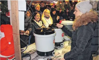  ?? FOTO: MICHAEL HOCHHEUSER ?? Ordentlich was los war beim Adventsmar­kt des Dürbheimer Landmarkts. Glühwein und Waffeln gehörten zu den Rennern.