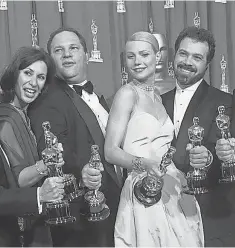  ?? DAVE CAULKIN, AP ?? Harvey Weinstein and Gwyneth Paltrow after Shakespear­e In wins an Oscar in 1999.