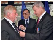  ??  ?? Gérard Allibert reçoit l’insigne de chevalier de l’ONM des mains d’Albert Beissier, vice-président départemen­tal de la Fnaca, en présence de Jean-Sébastien Vialatte, député-maire de Six-Fours.