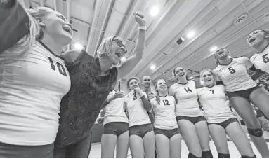  ?? CARLOS SALCEDO/THE REPUBLIC ?? Sunnyslope’s head coach Amber LeTarte celebrates with her team after winning the Class 5A state championsh­ip on Nov. 9 at Mesquite High School in Gilbert.